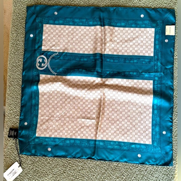 GUCCI INTERLOCKING G PRINT SILK CARRÉ Square scarf - Picture 3 of 3